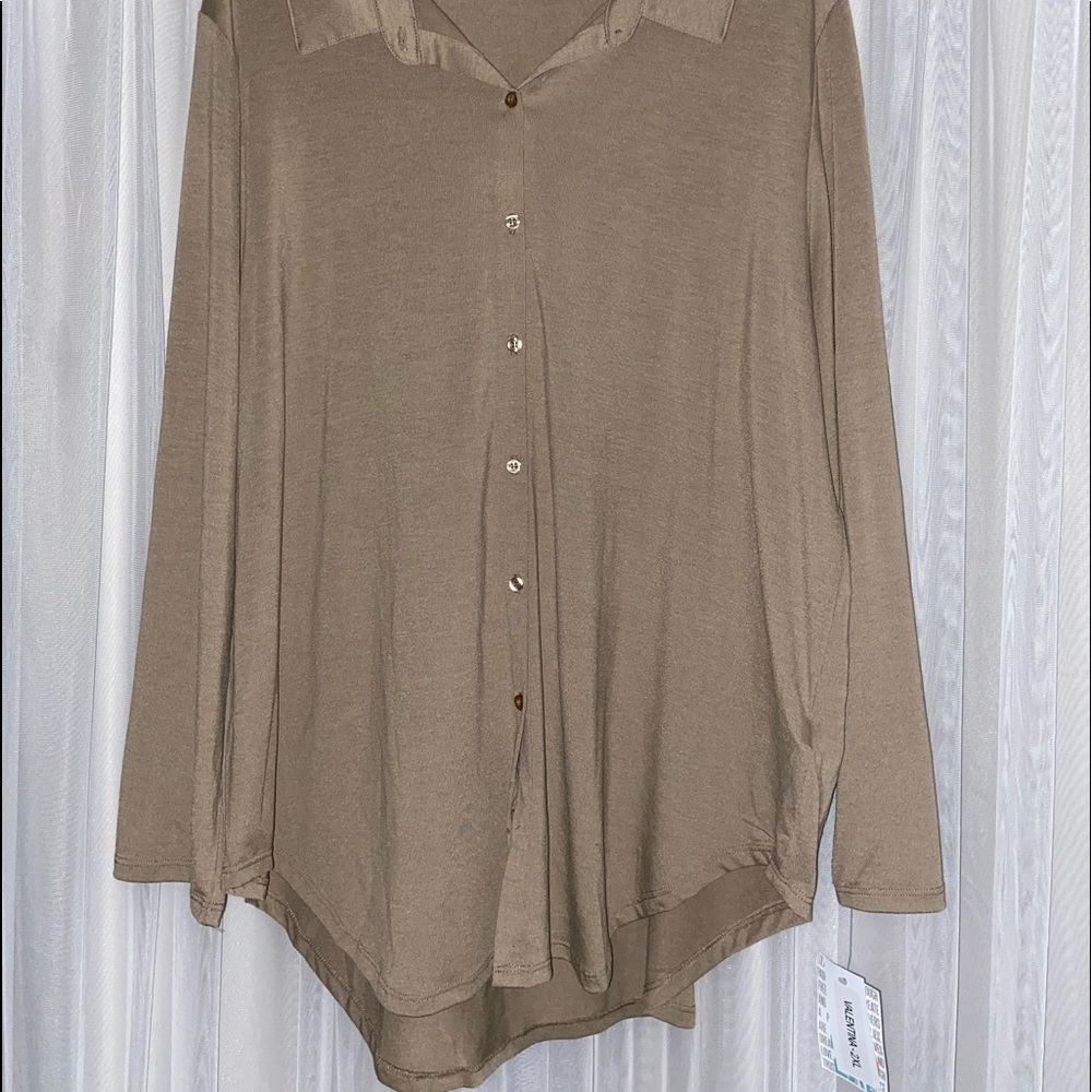 🆕Button up Blouse🆕 - Picture 3 of 12